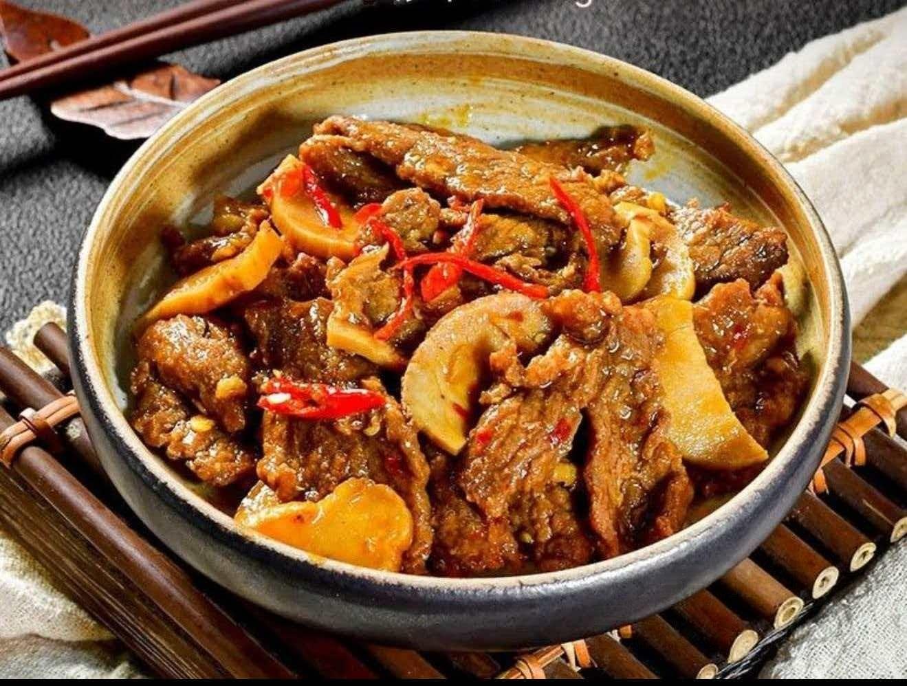小炒黄牛肉盖浇面