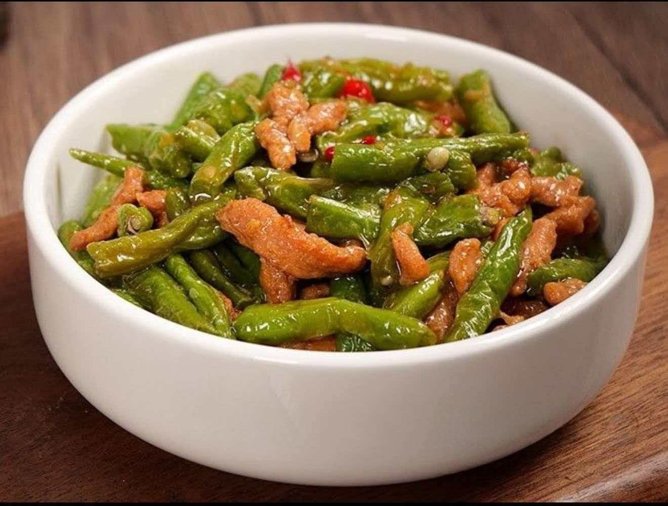 豆角炒肉盖浇面